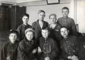 Бригадир комсомольско-молодежной фронтовой бригады Молотовского завода № 19 им. И.В. Сталина К.А. Лабуткин (второй справа во втором ряду) среди членов этой бригады. 19 октября 1943 г. ПермГАСПИ. Ф. 8043. Оп. 2 Г. Д. 20. Л.1.