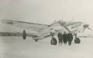 Летчик-испытатель Б.Н. Хлестач (первый слева) возле бомбардировщика Ту-2 на летно-испытательной станции Молотовского завода № 19 им. И.В. Сталина. 1942 г. ПермГАСПИ. Ф. 8043. Сд.оп.
