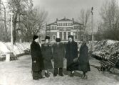 Жители г. Молотова возле здания театра оперы и балета. г. Молотов. 1950-е гг. ПермГАНИ. Ф. 6330. Оп. 5. Д. 64. Л. 1.