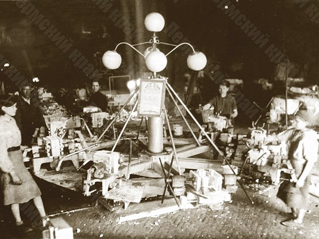 Рабочие литейного цеха Молотовского завода №33 за работой