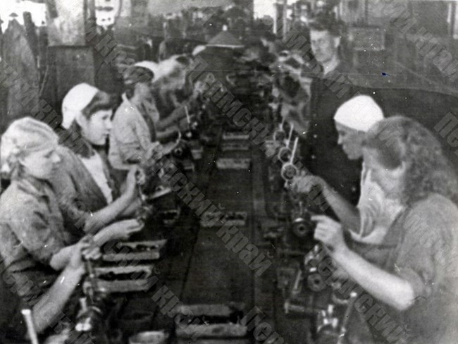 Работники Молотовского завода №10 им. Ф.Э. Дзержинского в одном из цехов этого предприятия. г. Молотов, Молотовская область