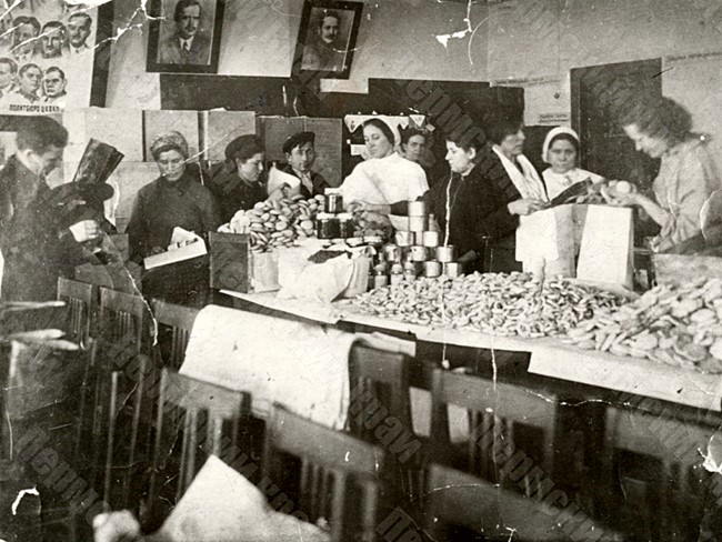 Работники Молотовского завода №10 им. Ф.Э. Дзержинского готовят подарки для фронта. г. Молотов, Молотовская область