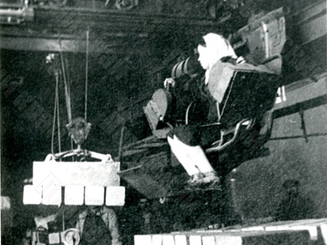 Workers of shop No. 4 of the Lysva Metallurgical Plant transporting blanks for shells.