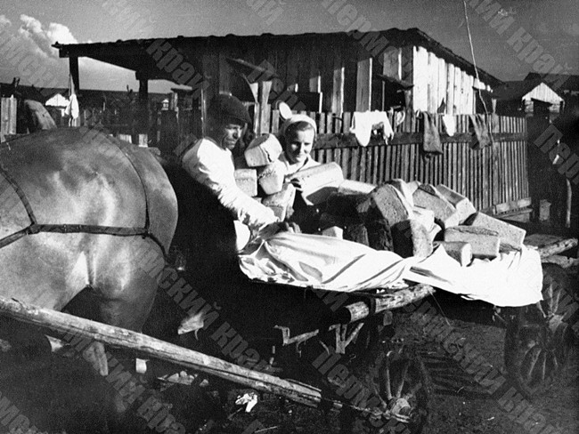 Работники столовой Соликамского калийного комбината разгружают телегу с хлебом