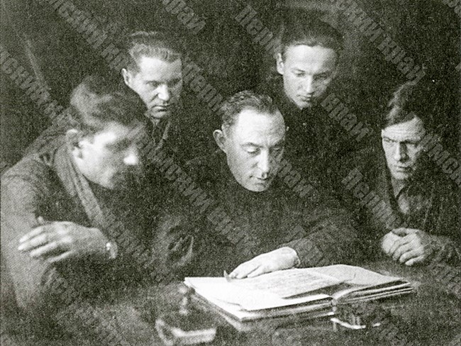 Группа специалистов Нытвенского металлургического завода за изучением технической документации