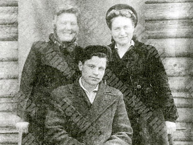 Бригадир фронтовой бригады цеха №4 Нытвенского металлургического завода О.Т. Коробейникова (первая слева) с рабочими своей бригады