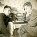 Жители г. Молотова играют в шахматы в одной из жилых квартир этого города. 1940-е гг. ПермГАСПИ. Ф. 863. Оп. 3. Д. 1. Л. 6.