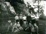 А.И. Дмитриев (первый слева во втором ряду) среди участников туристического похода по р. Чусовой. Пермская область. 30 июня 1958 г. ПермГАНИ. Ф. 6330. Оп. 5. Д. 50. Л. 1.