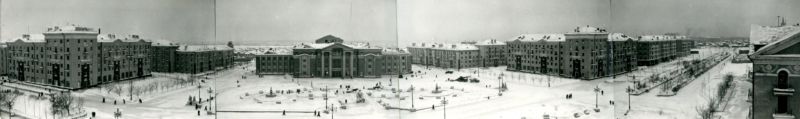 Площадь перед дворцом завода № 19 им. И.В. Сталина. г. Молотов. 1950-е гг. ПермГАНИ. Ф. 7872. Оп. 1. Д. 39. Л. 2.