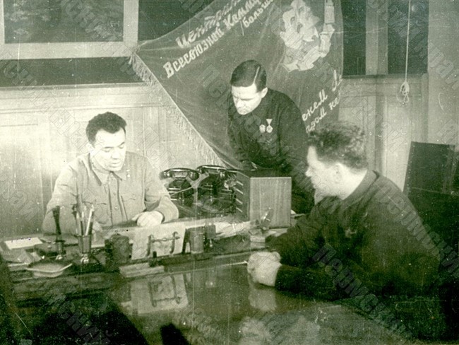 Директор Молотовского завода №172 им. В.М. Молотова А.И. Быховский (первый слева) проводит совещание в своем рабочем кабинете