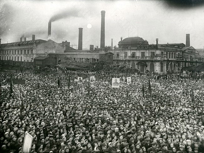 Рабочие и служащие Молотовского завода №172 им. В.М. Молотова на митинге, посвященном победе над Германией