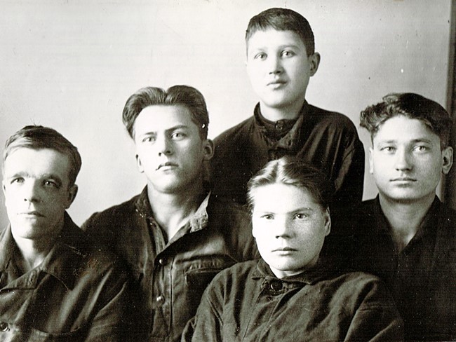 Группа подростков, работников Молотовского завода №19 им. И.В. Сталина, в годы Великой Отечественной войны