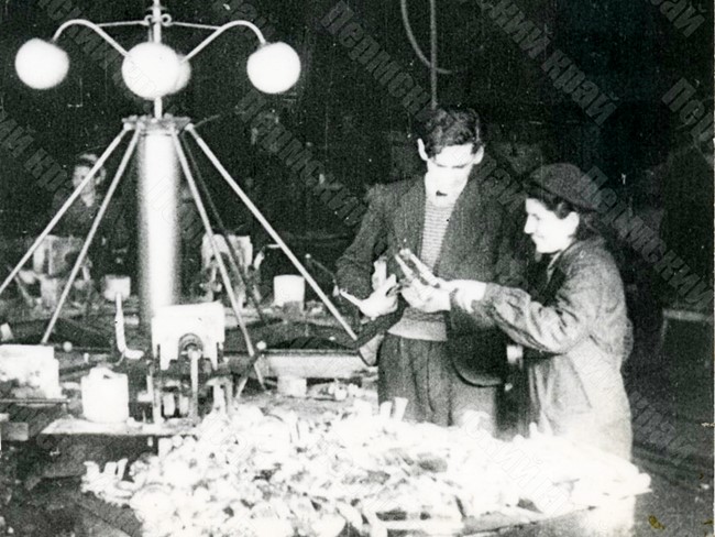 Head of the foundry of the Molotov plant No. 33, B.V. Konoplyov (second from the right), checks the quality of the castings by one of the female shopfloor workers