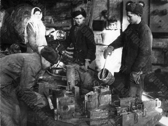 Workers of foundry No. 5 Molotov Shipbuilding Plant at work