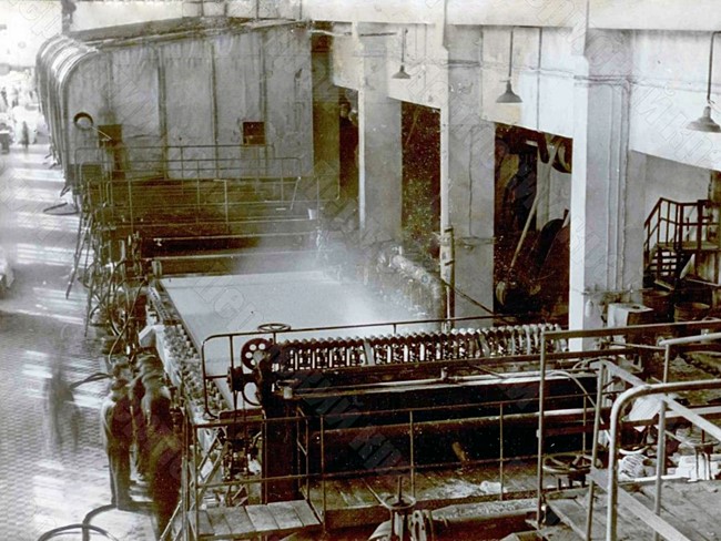 Рабочие Соликамского целлюлозно-бумажного комбината возле бумагоделательной машины БДМ № 1 в одном из цехов этого предприятия