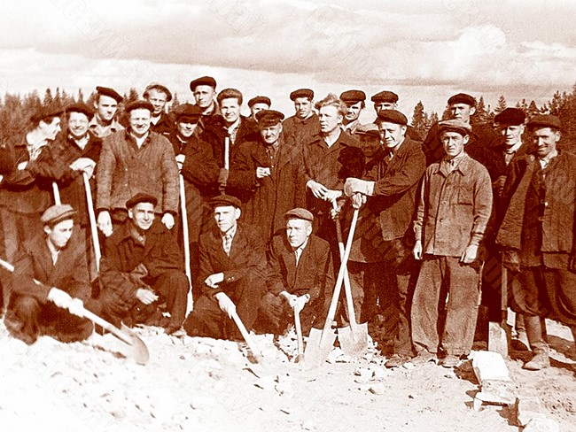 Рабочие бригады землекопов завода №577
