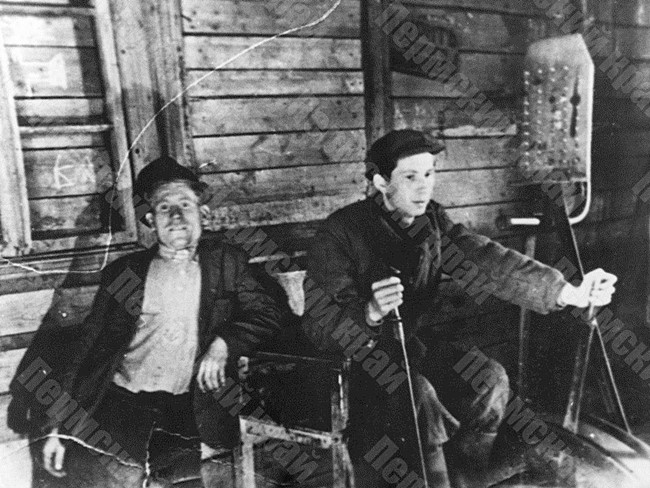 Машинист Березниковского калийного комбината Н.А. Брагин (справа) с одним из мастеров предприятия на рабочем месте