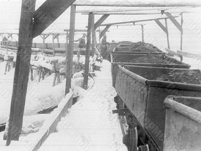 Рабочие треста «Кизелуголь» на погрузке добытого угля