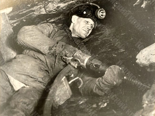 The coal hewer of the V.I. Lenin Mine of «KizelCoal» Trust G.F. Nyrobtsev at work